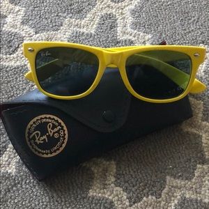 Yellow ray bans!